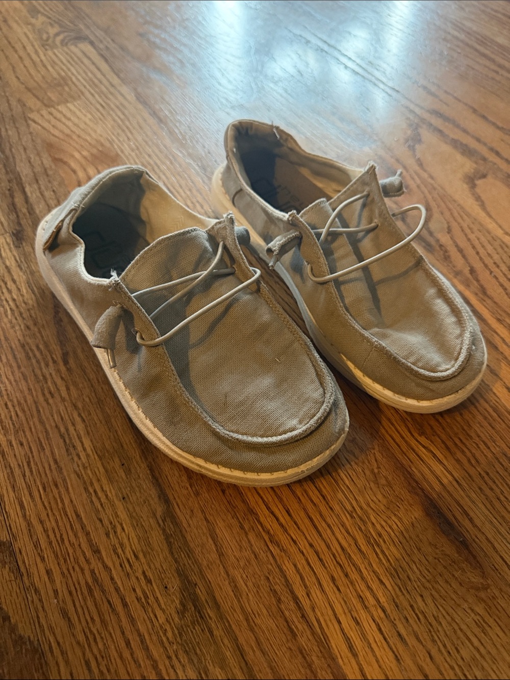 Men’s size 7 Hey Dudes